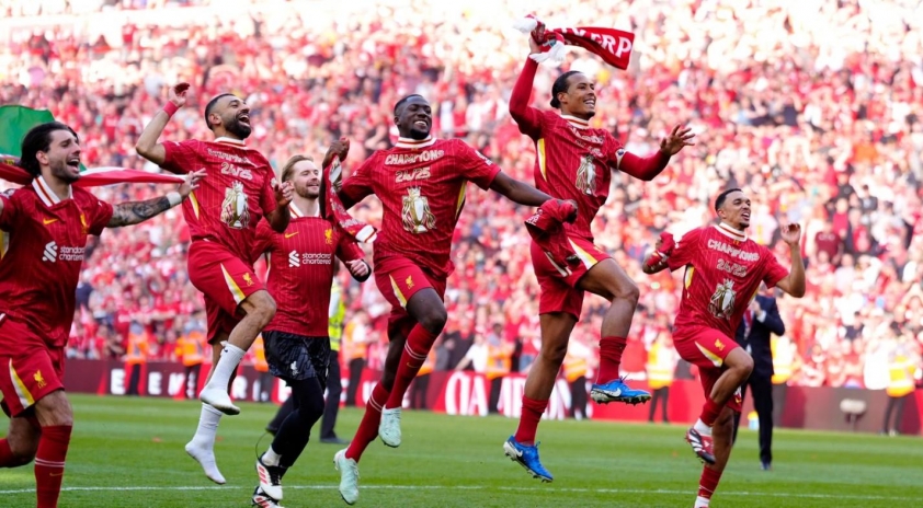 Chùm ảnh Liverpool ăn mừng chức vô địch NHA 2024/25: Đêm không ngủ ở Anfield 627133