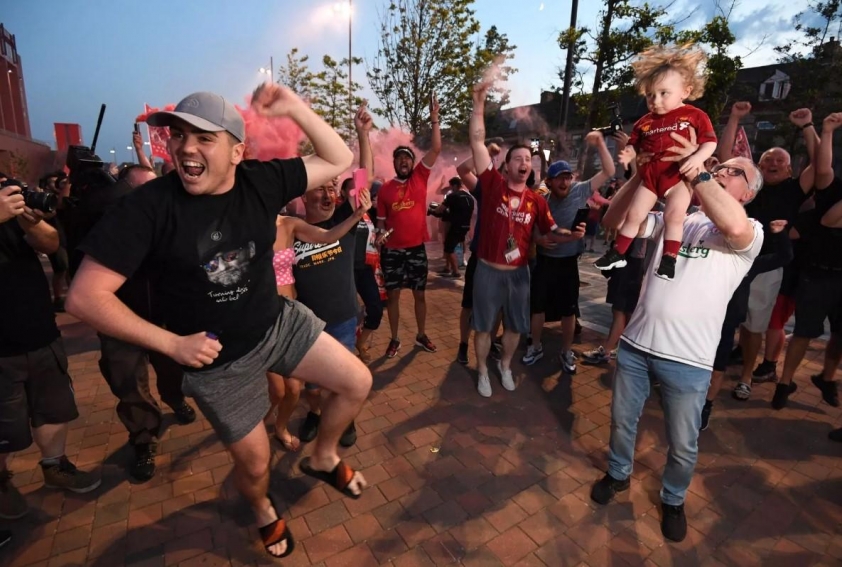 Chùm ảnh Liverpool ăn mừng chức vô địch NHA 2024/25: Đêm không ngủ ở Anfield 627127