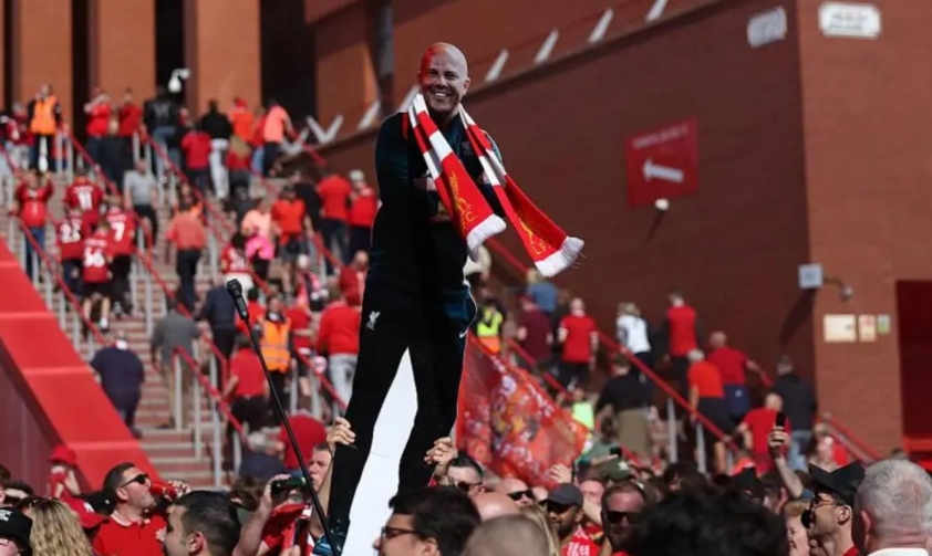 Chùm ảnh Liverpool ăn mừng chức vô địch NHA 2024/25: Đêm không ngủ ở Anfield 627129