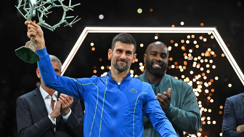 djokovic-paris-2023-trophy