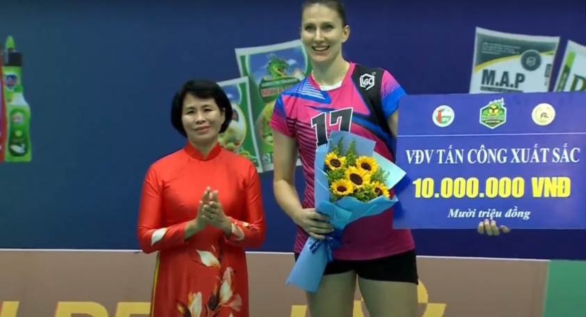 Polina Rahimova (phải, cầm hoa) nhận danh hiệu VĐV tấn công xuất sắc nhất giải bóng chuyền VĐQG 2023