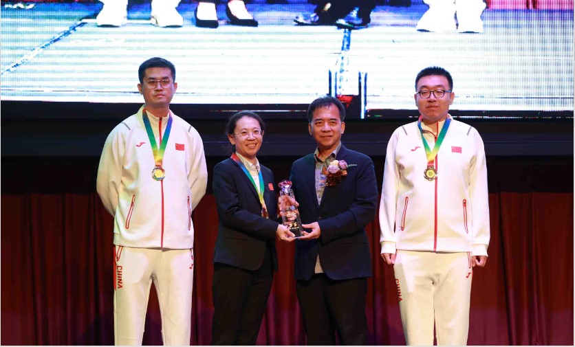 Vương Thiên Nhất (trái ngoài cùng) và Vương Khuếch (phải ngoài cùng) ở lễ bế mạc giải cờ tướng vô địch thế giới năm 2022 tại Kuching, Malaysia