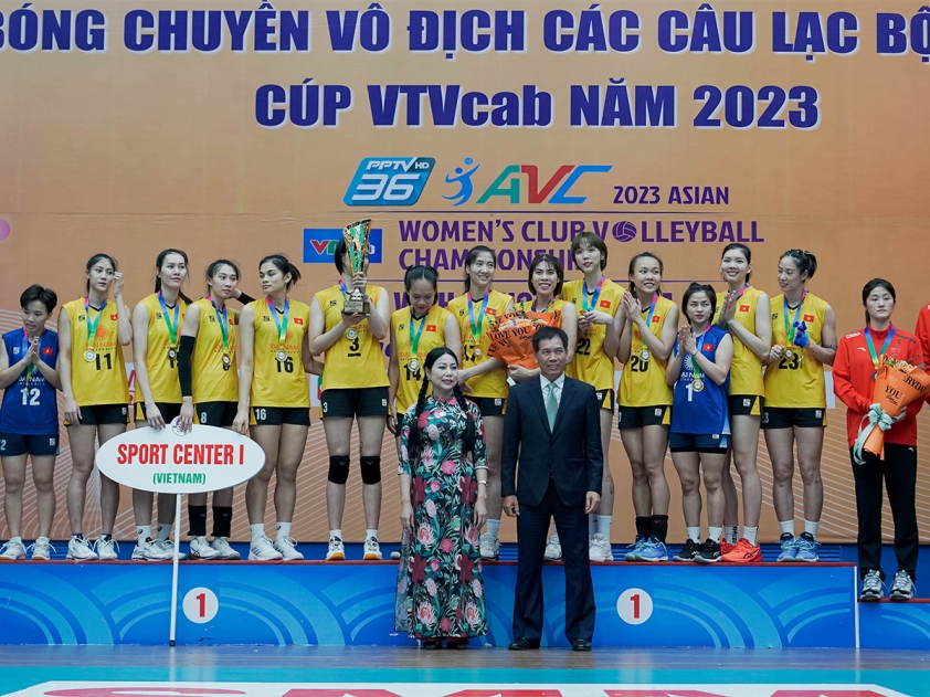 Sport Center 1 (áo vàng) trong lễ bế mạc giải bóng chuyền vô địch các CLB châu Á 2023