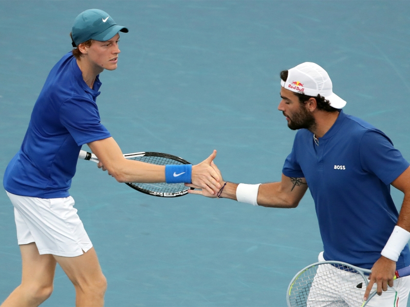 Jannik Sinner (trái) và Matteo Berrettini (phải) tại giải quần vợt đồng đội Davis Cup Finals 2022