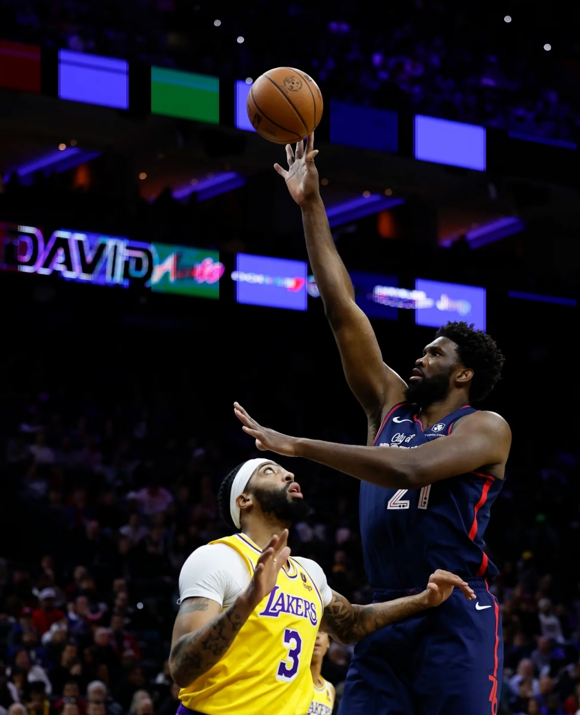 Joel Embiid (áo tối màu) và Anthony Davis (số 3 áo vàng) trong trận đấu giữa Philadelphia 76ers và Los Angeles Lakers ở mùa giải NBA 2023-2024, ngày 28/11/2023
