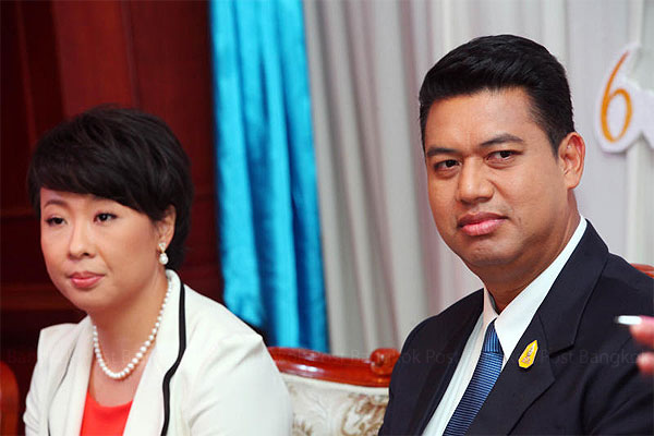 Cựu chuyền 2 người Trung Quốc - Feng Kun (trái) và HLV người Thái Lan - Kiattipong (phải)