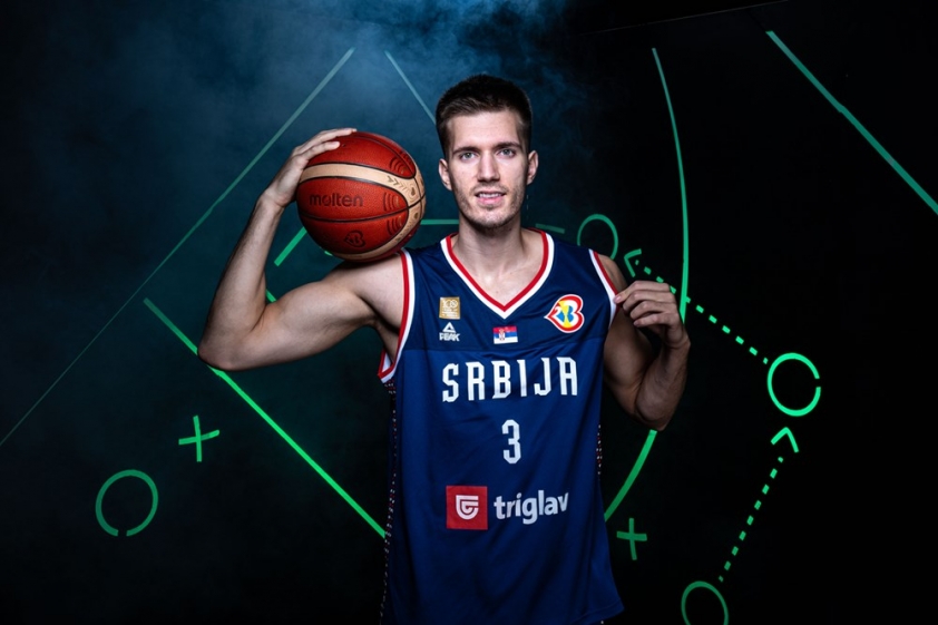 Trung phong Flip Petrusev trong màu áo đội tuyển bóng rổ Serbia tại FIBA World Cup 2023