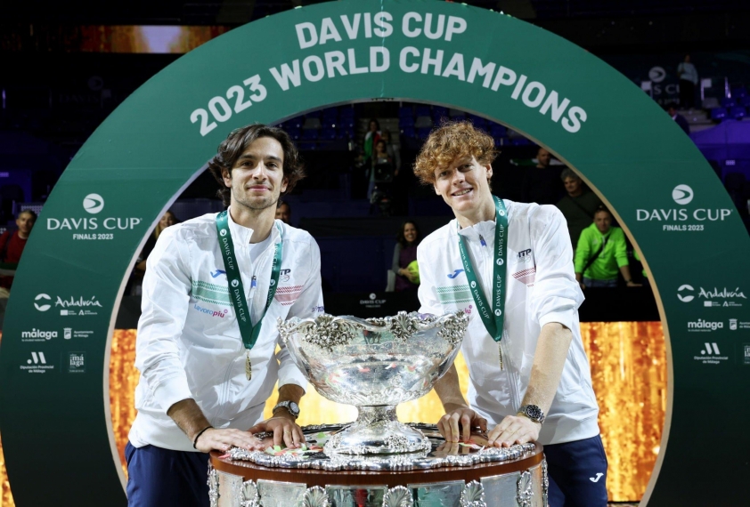 Lorenzo Musetti (trái) và Jannik Sinner (phải) chụp cùng chiếc cúp vô địch Davis Cup Finals 2023