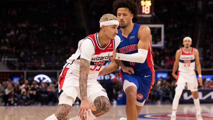 Kyle Kuzma (số 33 áo trắng) và Cade Cunningham (số 2 áo xanh) trong trận đấu giữa Washington Wizards vs. Detroit Pistons mùa giải NBA 2023-2024, ngày 28/11/2023