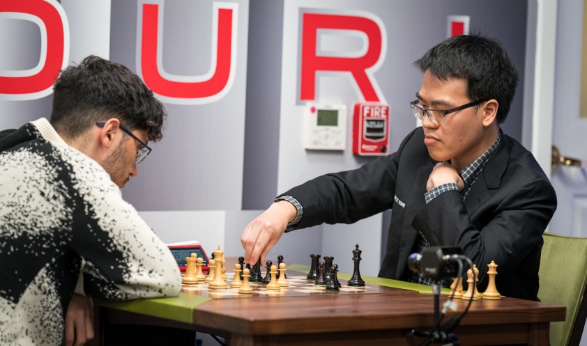 Lê Quang Liêm (phải) và Alireza Firouzja (trái) tại giải St. Louis Rapid & Blitz 2023