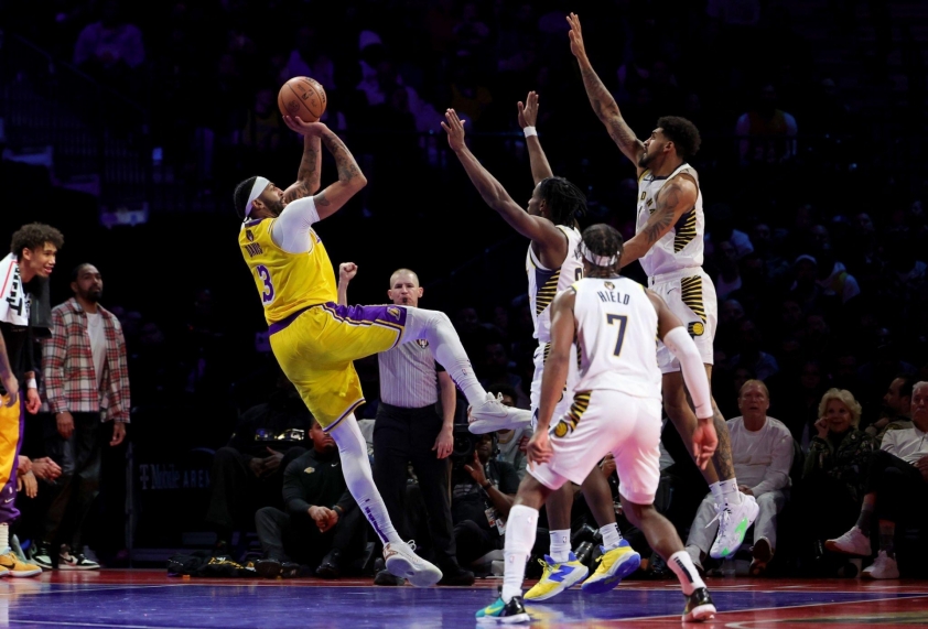 Anthony Davis (số 3 áo vàng) thực hiện cú ném fade-away trong trận đấu giữa Los Angeles Lakers vs. Indiana Pacers tại chung kết NBA In-Season Tournament 2023