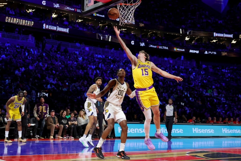 Austin Reaves (số 15 áo vàng) thực hiện cú lay-up trong trận đấu giữa Los Angeles Lakers vs. Indiana Pacers tại chung kết NBA In-Season Tournament 2023