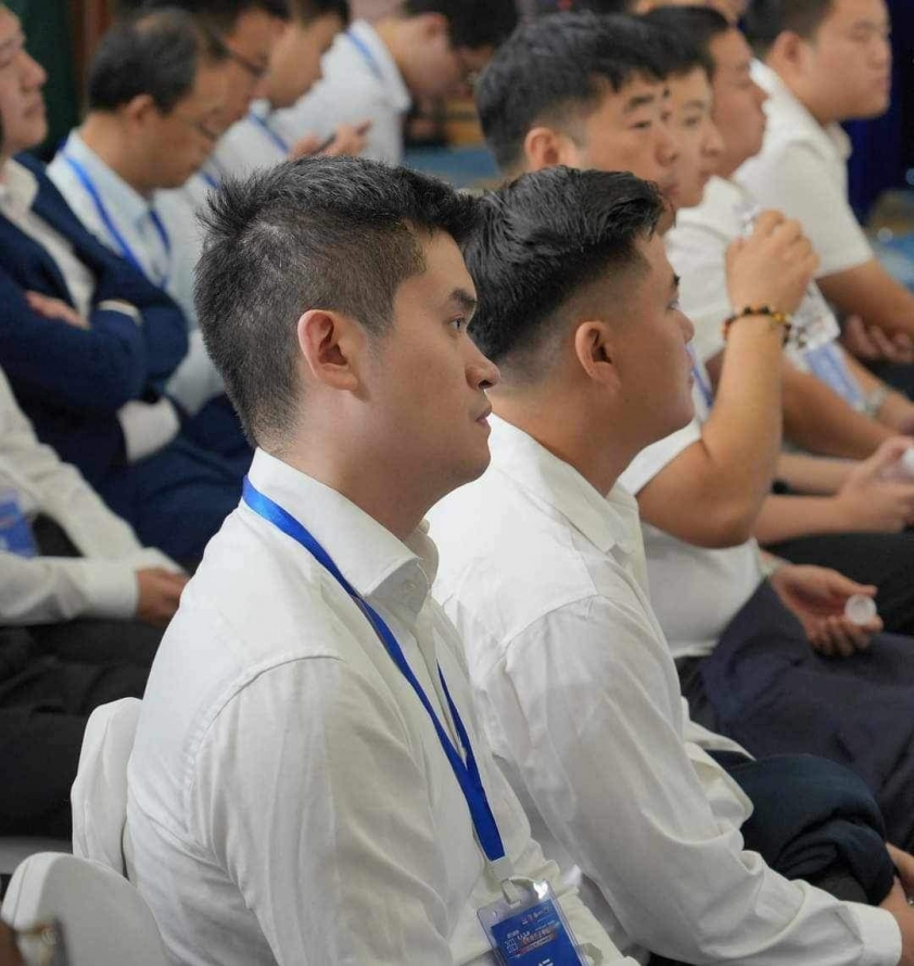Vương Thiên Nhất (người gần nhất) và Lại Lý Huynh (ngồi bên cạnh) tại Giáp Cấp Liên Tái 2023