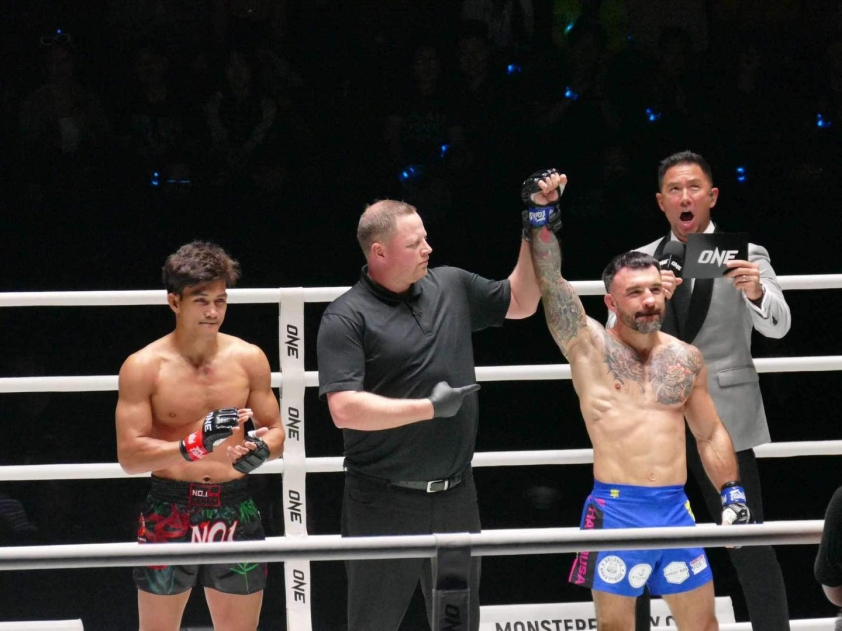 Nguyễn Trần Duy Nhất (trái) và Denis Puric (quần xanh bên phải) trong trận đấu giữa hai bên tại sự kiện ONE Fight Night 17 ngày 9/12/2023
