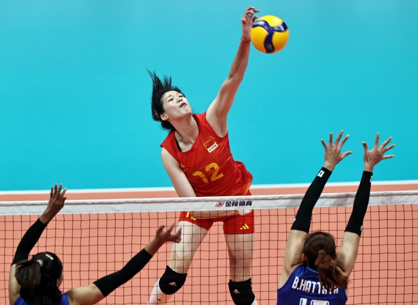 Cầu thủ Li Yingying (số 12 áo đỏ) trong trận đấu giữa bóng chuyền nữ Trung Quốc vs. bóng chuyền nữ Thái Lan tại ASIAD 19