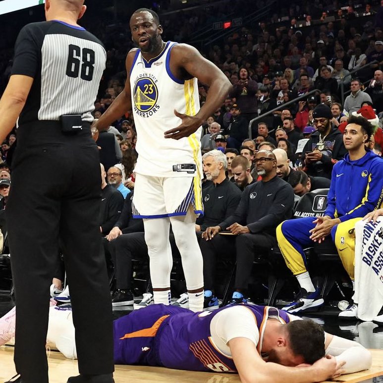 Draymond Green (áo trắng đang đứng) và Jusuf Nurkic (đang nằm) trong trận đấu giữa Golden State Warriors và Phoenix Suns mùa giải NBA 2023-2024 ngày 13/12/2023