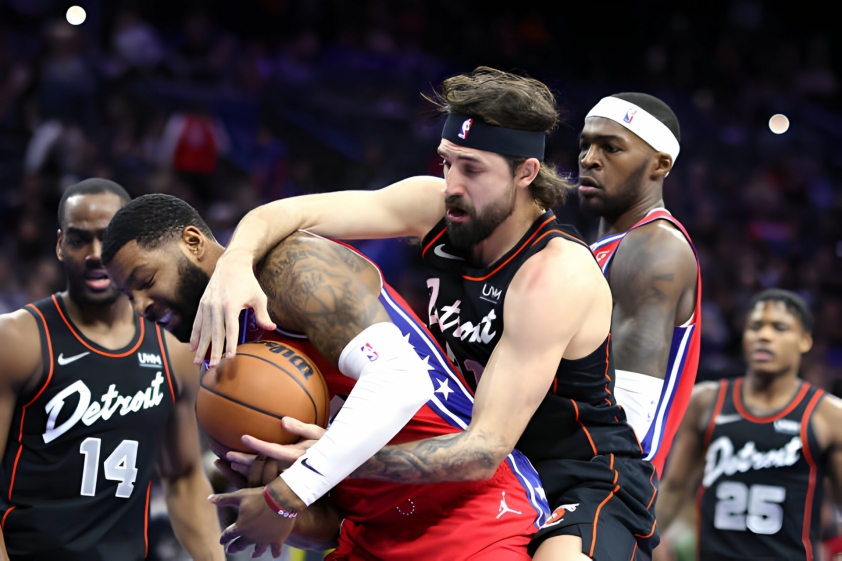 Marcus Morris Sr. (áo đỏ cầm bóng) và Joe Harris (áo đen tranh bóng) trong trận đấu giữa Detroit Pistons và Philadelphia 76ers tại giải bóng rổ nhà nghề Mĩ NBA mùa giải 2023-2024