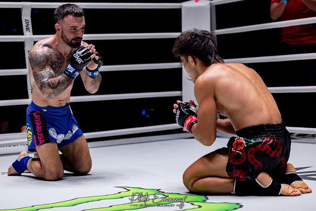 Nguyễn Trần Duy Nhất (phải) và Denis Puric (trái) dành sự tôn trọng cho nhau sau khi trận đấu giữa đôi bên tại sự kiện ONE Fight Night 17 kết thúc