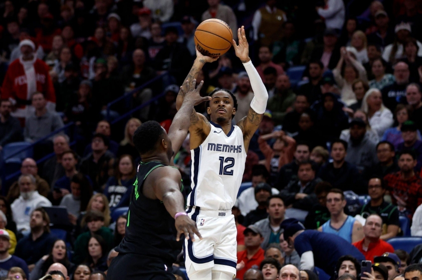 Ja Morant thực hiện cú ném trước Zion Williamson trong trận đấu giữa Memphis Grizzlies và New Orleans Pelicans ở mùa giải NBA 2023-2024 ngày 20/12/2023