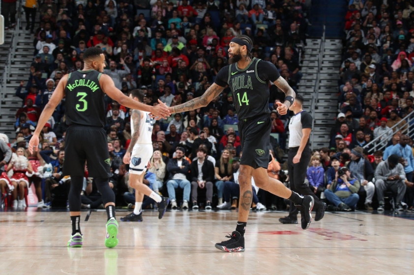 CJ McCollum (số 3 bên trái) và Brandon Ingram trong trận đấu giữa Memphis Grizzlies và New Orleans Pelicans mùa giải NBA 2023-2024 ngày 20/12/2023