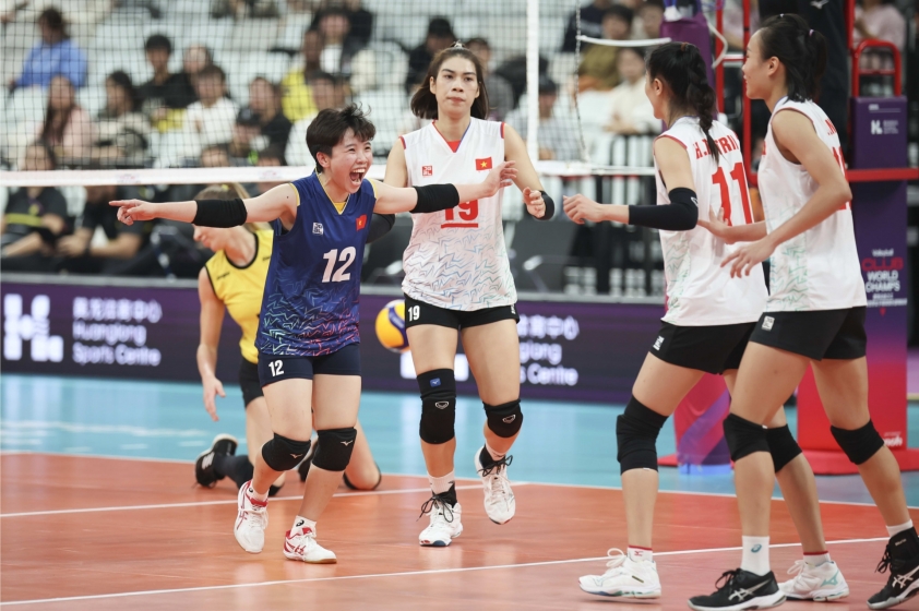 Hai vận động viên Đoàn Thị Lâm Oanh (số 19) và Hoàng Thị Kiều Trinh (số 11) cùng bóng chuyền nữ Việt Nam tranh tài tại giải vô địch các CLB thế giới tại Hàng Châu, Trung Quốc từ 13/12/2023-17/12/2023