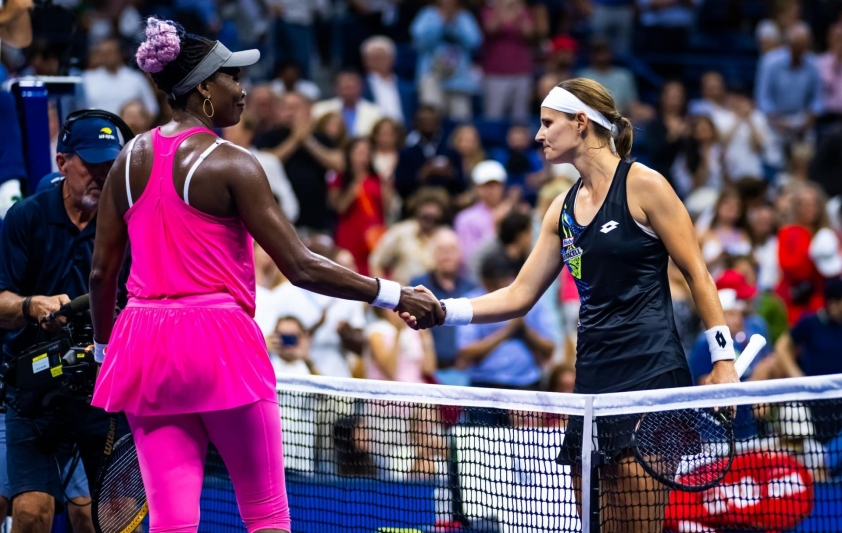 Venus Williams (trái) và Greet Minnen (phải) trong trận đấu tại vòng 1 US Open 2023
