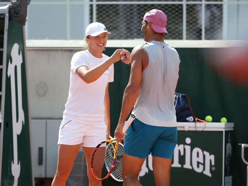 Iga Swiatek (trái) và Rafael Nadal (phải) trước thềm giải quần vợt Roland Garros 2020