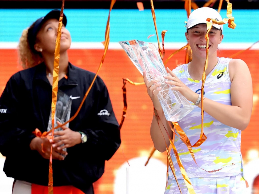 Naomi Osaka (trái) và Iga Swiatek (phải) trong lễ bế mạc giải quần vợt Miami mở rộng 2022