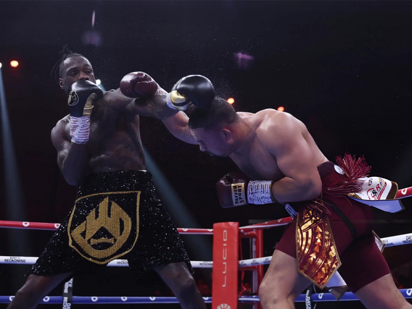Deontay Wilder (trái) và Joseph Parker trong trận so găng thuộc sự kiện Day of Reckoning tổ chức tại Riyadh, Ả Rập Xê Út ngày 24/12/2023