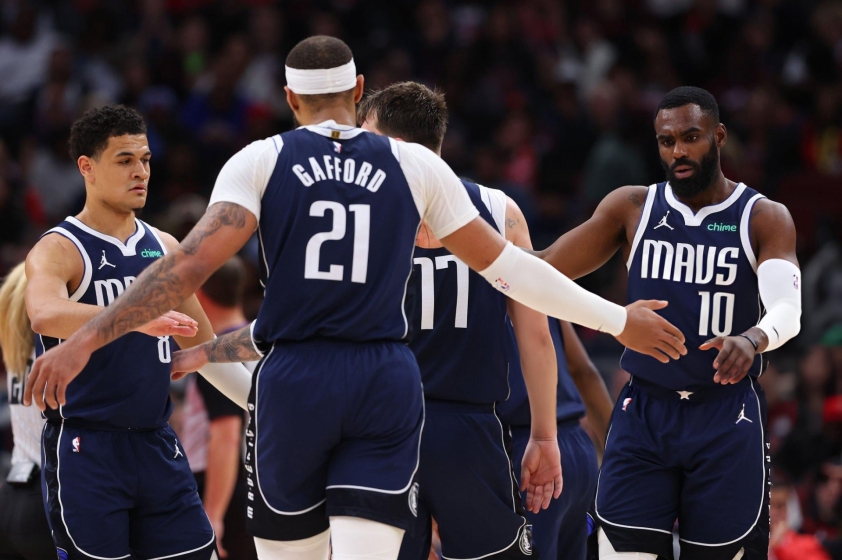 Ném không biết trượt là gì, cận vệ của 'Hoàng tử' Luka Doncic đi vào lịch sử NBA 420274