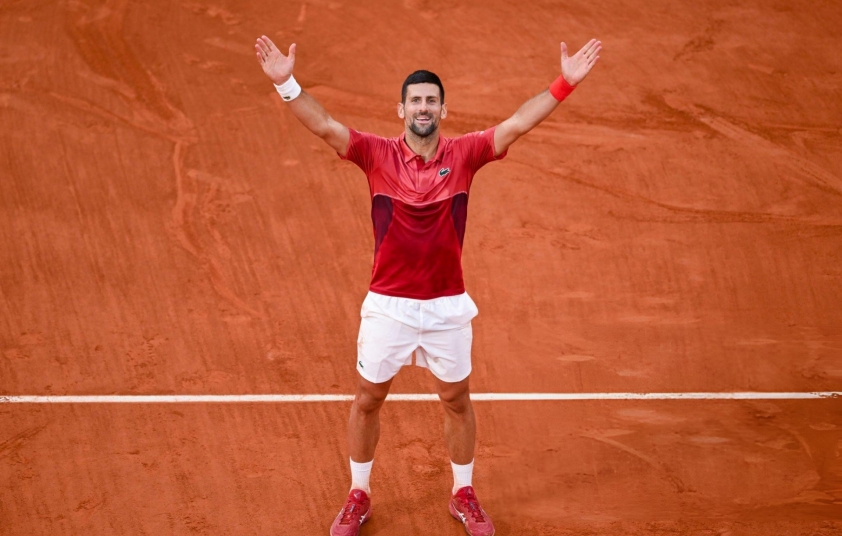 Novak Djokovic xô đổ 2 kỉ lục khó phá của Roger Federer 474634