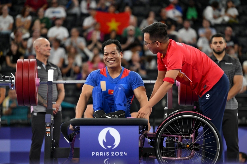 Giành HCĐ Paralympic 2024, Lê Văn Công nhận thưởng nóng hàng trăm triệu đồng 523232