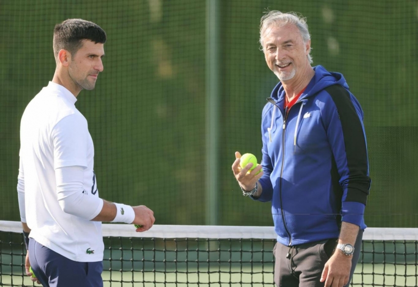Sinner có hành động bất ngờ với 'người thân' của Djokovic 527574