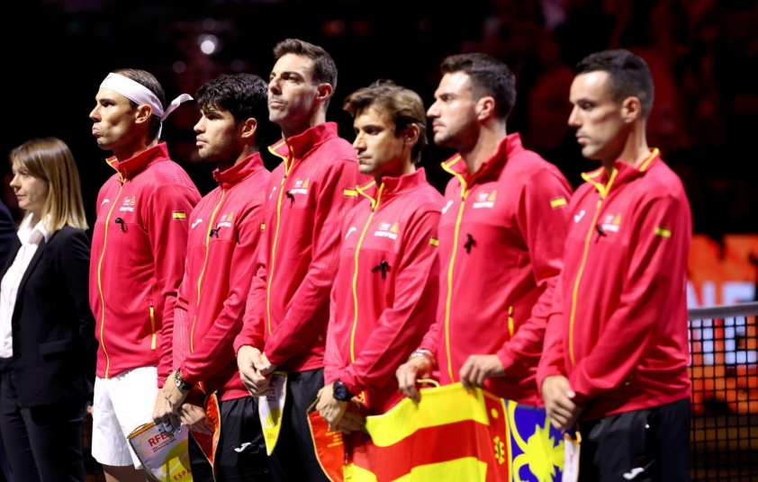 Nadal giải nghệ trong thất bại, NHM chỉ đích danh hai tội đồ 559237