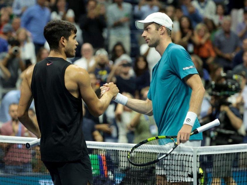 Carlos Alcaraz gặp lại 'ác mộng' ở vòng 1 Rotterdam Open 2025-588615