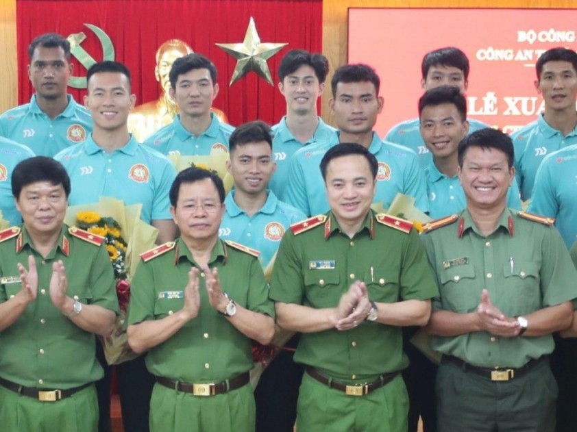 Công an TPHCM chiêu mộ thành công 'Khổng lồ bóng chuyền' cao 2m 598115