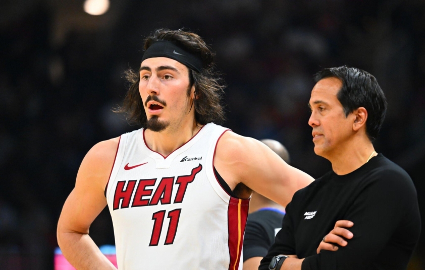 Ngôi sao NBA 'lên giường' với vợ cũ của HLV trưởng? 610167