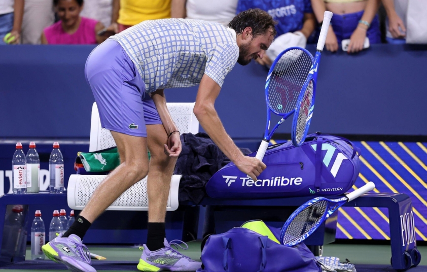 Phá phách ở US Open, Medvedev nhận án phạt nặng 693829