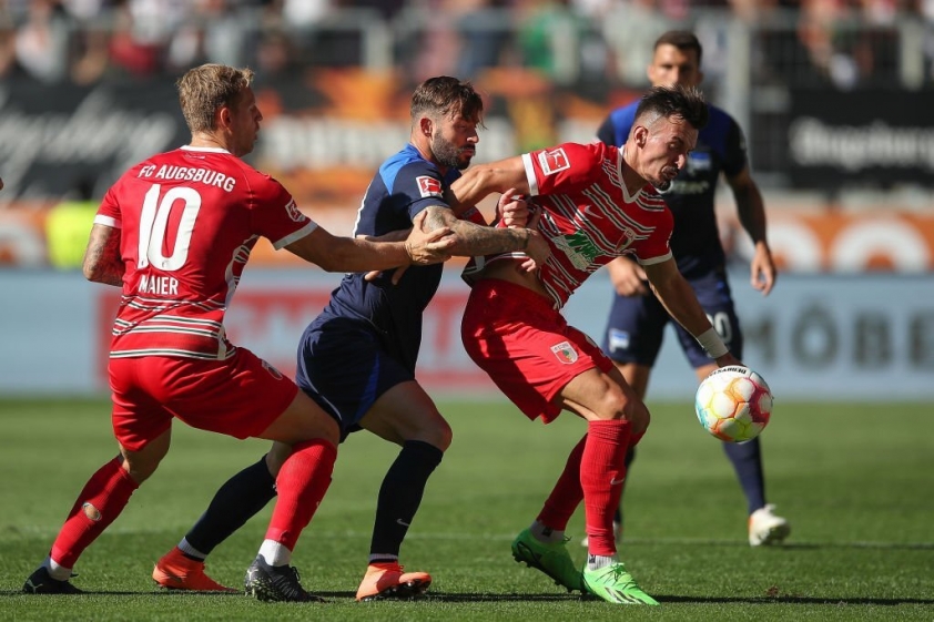 Augsburg đá sân nhà khá tệ trong mùa giải năm nay. Ảnh: GETTY