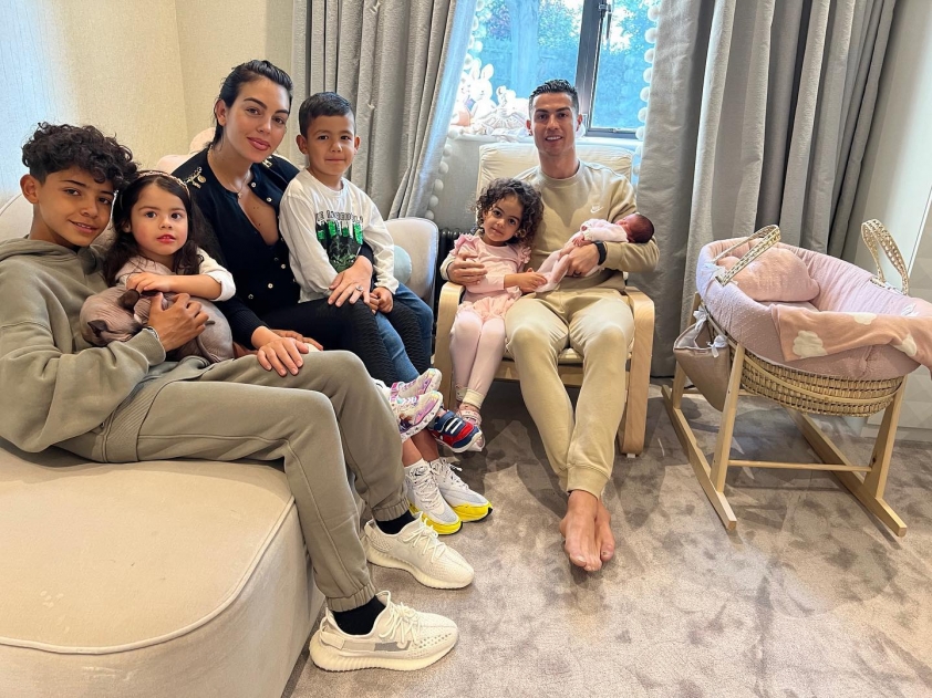Ronaldo thể hiện tư chất quý ông khiến triệu fan 'ấm lòng' 197113