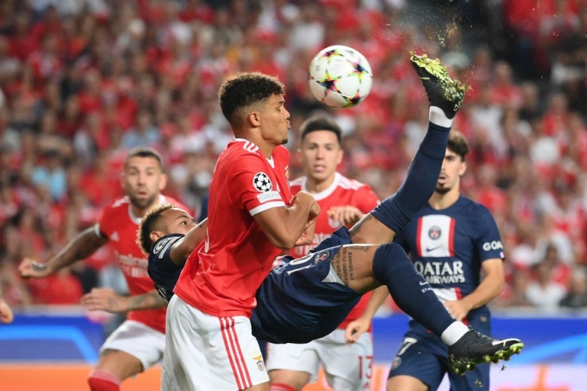 Neymar bỏ lỡ siêu phẩm ngả bàn đèn. Ảnh: GETTY