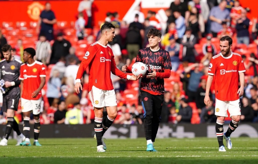 Hậu ghi 700 bàn, Ronaldo được đàn em Messi ngả mũ thán phục 201218