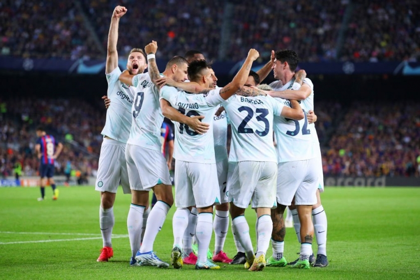 Pique mắc sai lầm trực tiếp ở bàn thắng gỡ hòa 1-1 của Inter. Ảnh: GETTY