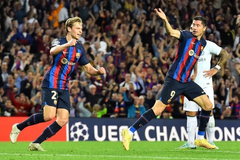 Lewandowski tận dụng tốt cơ hội để gỡ hòa 2-2. Ảnh: GETTY