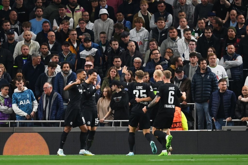 Frankfurt bất ngờ có bàn thắng vươn lên dẫn trước. Ảnh: GETTY