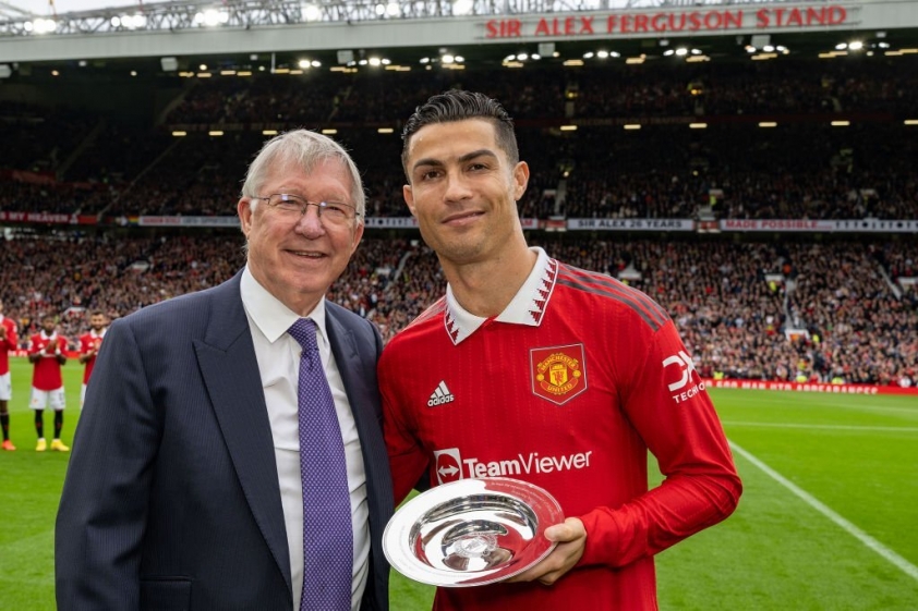 Ronaldo có nghĩa cử cao đẹp, sáng mãi đạo lý 'uống nước nhớ nguồn' 204318