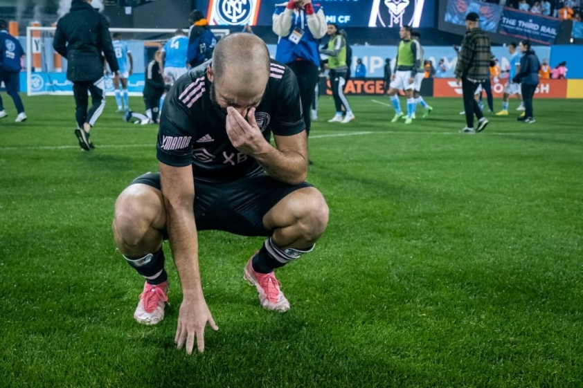 'Nốt trầm buồn' của CĐV Real Madrid trong ngày Benzema nhận bóng vàng 205051