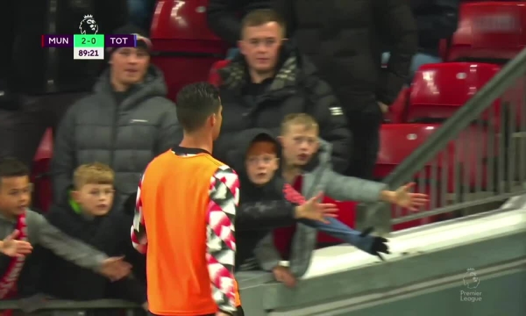 Ronaldo có động thái cực chuyên nghiệp sau khi nhận 'phán quyết' từ MU 206353