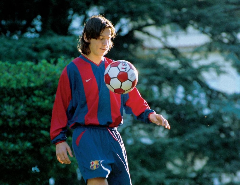 Messi bất ngờ được 'bao bọc' bởi chính đối thủ truyền kiếp 212636