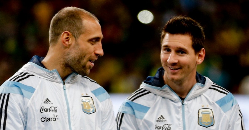 Messi bất ngờ được 'bao bọc' bởi chính đối thủ truyền kiếp 212637
